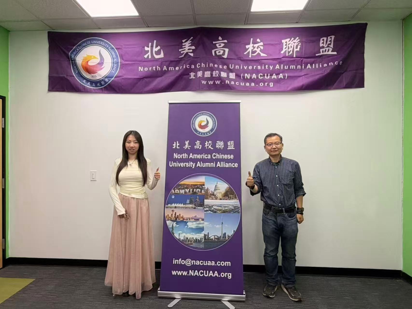 圖：參會人員在北美高校聯盟展架前合影